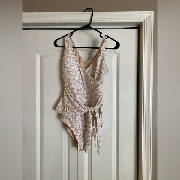 Coral reef swimsuit - Picture 1 of 4